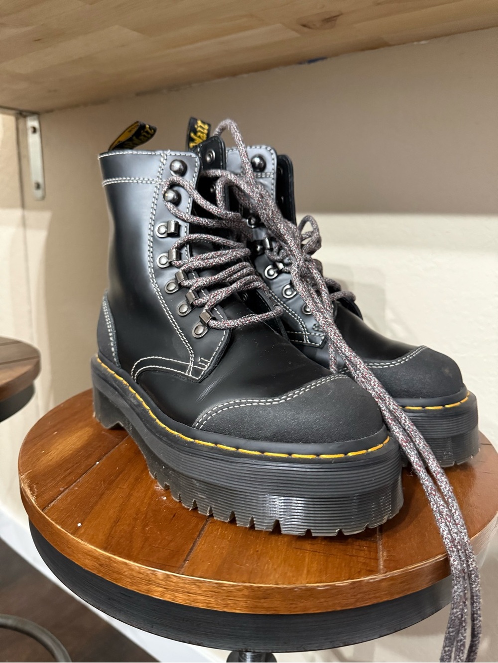 DR. MARTINS BOOTS // MORENO BEX SMOOTH LEATHER PLATFORM LIKE NEW